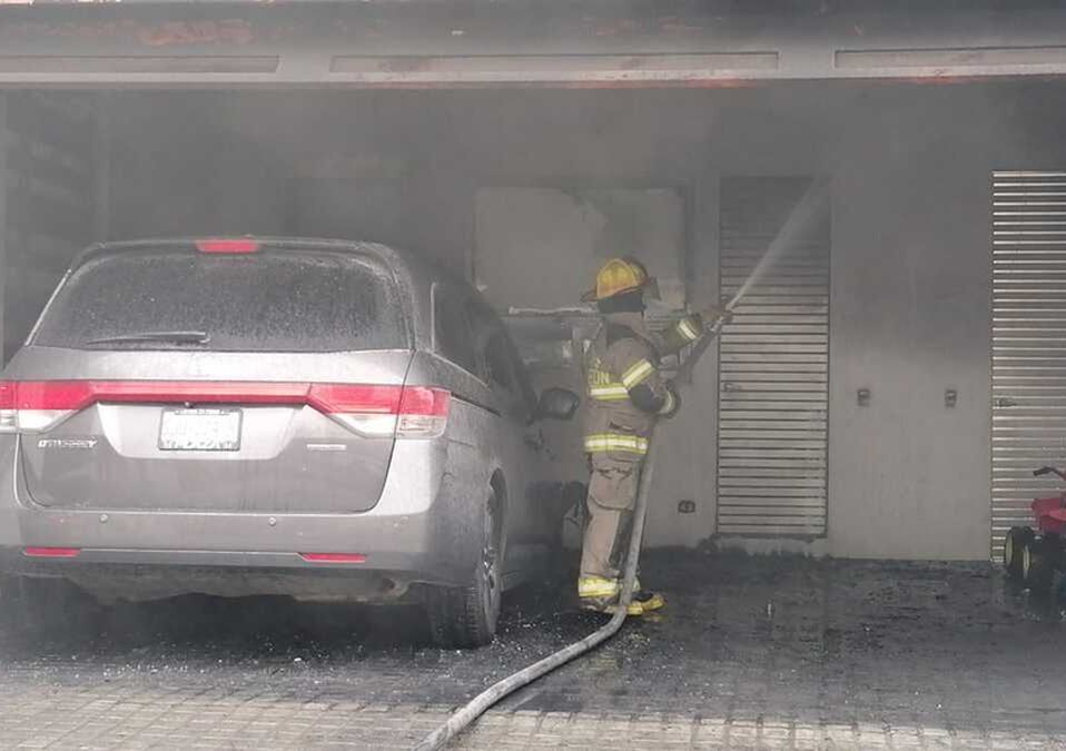 Incendio de camioneta en colonia La Muralla / Protección Civil Nuevo León