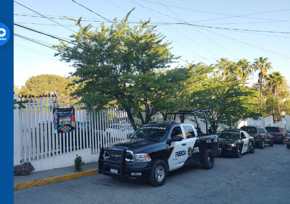 Alumnos de secundaria regresan a clases sin luz y con salones incendiados tras robo en Monterrey. | Sandra González