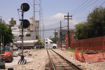 La maleza y hierba crecida de las tres estaciones puede ser visible a distancia. | Leonel Rocha