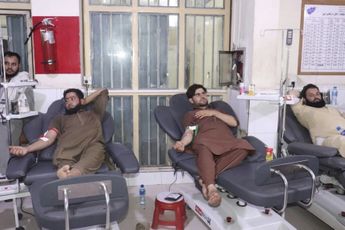Civiles donan sangre en las clínicas para ayudar a las víctimas del terremoto. | Ministerio Afgano de Salud.