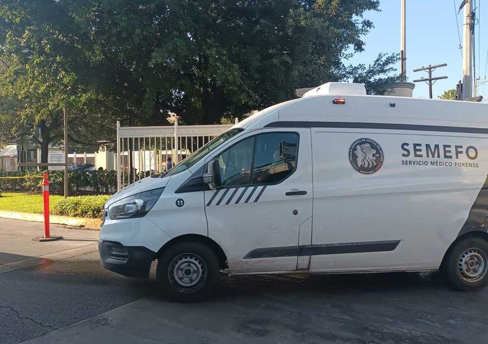 Una camioneta del Servicio Médico Forense ingresando al Hospital Universitario. | Erik Solheim Rocha