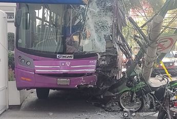 Un camión chocó con un poste en la alcaldía Benito Juárez/ César Velázquez