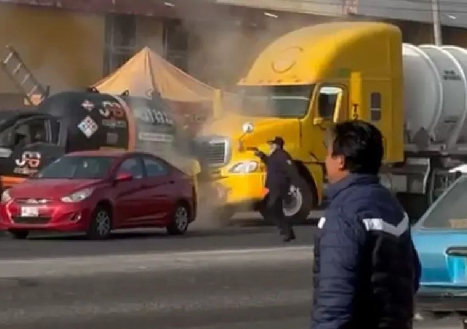 En Puebla, policías se enfrentan a delincuentes por robo de pipa en Tepeaca