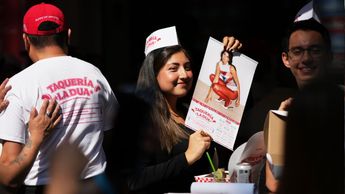 El menú también incluyó una bolsa de regalo con servilletas, un sombrero de taquero y un calendario de 2026 | FOTO: AP