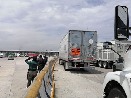 Elementos de seguridad resguardan las casetas afectadas tras los hechos de violencia registrados en la autopista México-Puebla / Es Imagen