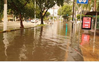 Inundación en avenida López Mateos / Juan Carlos Munguía