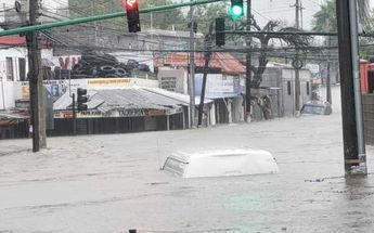 Camioneta queda bajo el agua en la zona de la Estanzuela, en Monterrey