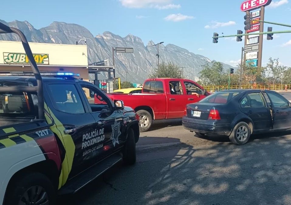 Autoridades capturan a dos hombres en Santa Catarina tras evadir un alto y presuntamente portar dosis de droga.| Especial