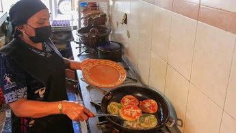 Mujeres inmortalizan el sabor de las chalupas | Andrés Lobato