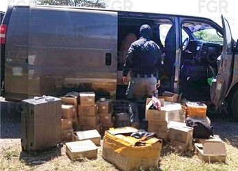 José y Julia viajaban en un vehículo similar al que ocupan empresas de mensajería como Amazon o Mercado Libre / Cortesía FGR