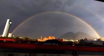 La lluvia dejó la bonita postal de un arcoiris. / Roberto Alanís