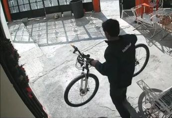 Cámaras de seguridad captaron los robos que habría cometido el hombre en varias viviendas. | Cortesía