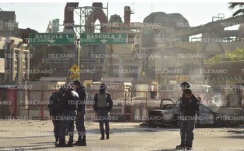 Al menos 200 pesosnas participaron en el enfrentamiento en la planta de Cooperativa Cruz Azul /Francisco Villeda
