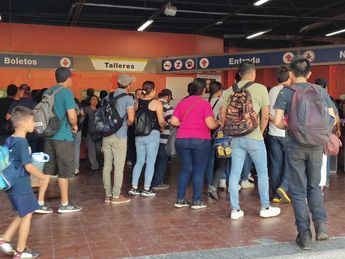Concentración de personas en la entrada de la estación del Metro Talleres. | Agustín Martínez