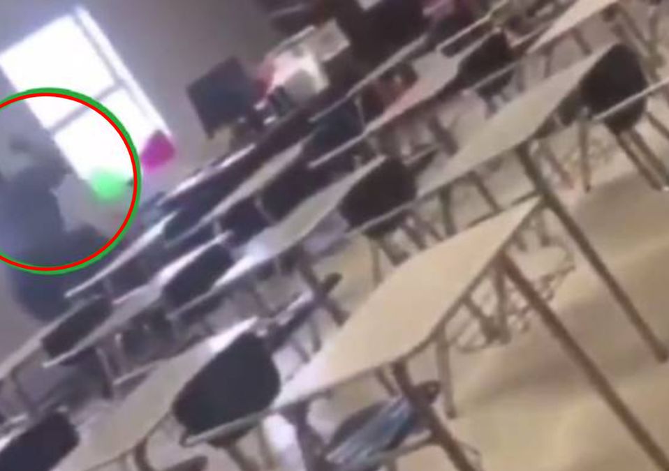 Estudiante es arrestada por golpear a su maestra para cumplir reto de tik tok