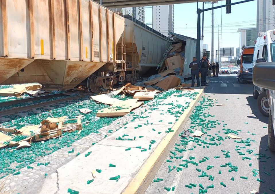 Monterrey: Tráiler choca contra tren tras intentar ganarle el paso