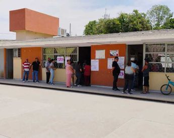Habitantes del ejido El Vergel de Gómez Palacio acuden a votar este 2 de junio de 2024.