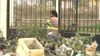 Colonia Monterreal: Trabajador de Simas limpia cúmulos de basura