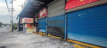 Otros negocios que se encuentran en el mismo complejo comercial de la carnicería están abiertos pese a los malos olores. | Francisco Zúñiga Esquivel