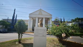 El busto de don Eusebio se ubica justo antes de la entrada al Panteón Municipal de Tehuacán / Apolonia Amayo