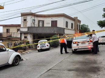 El vehículo donde viajaba el fallecido se estrelló contra otro auto estacionado en una cochera. | Agustín Martínez