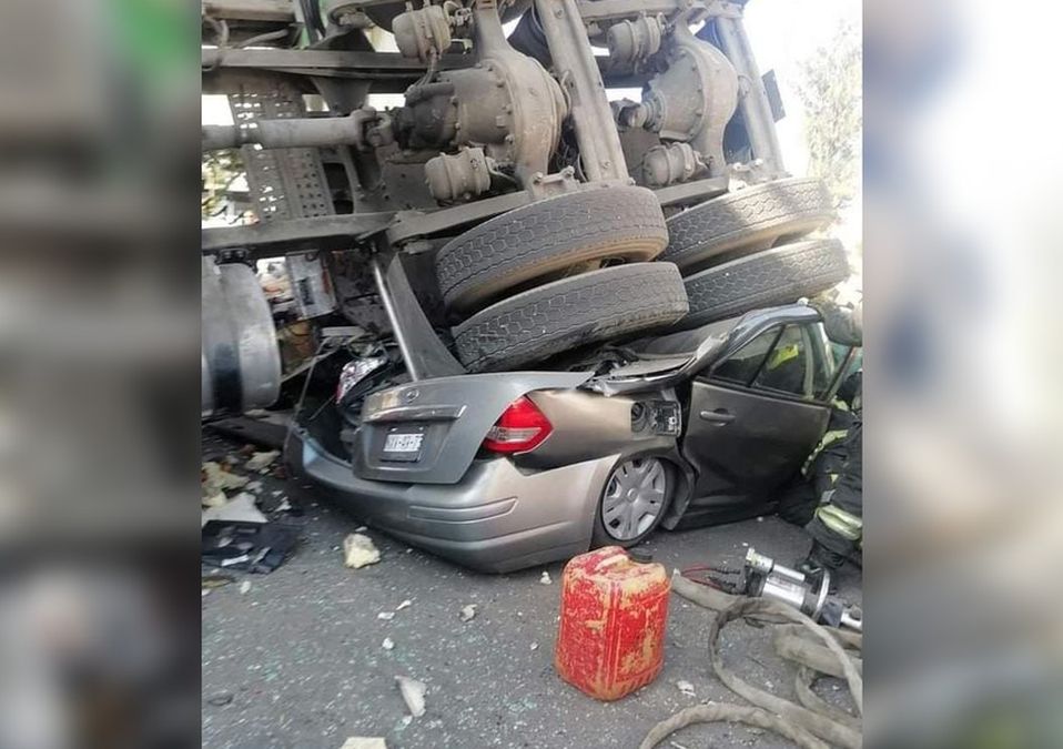 Un tráiler  cae de un puente en Cuautitlán y aplasta a un auto con dos ocupantes/ Carlos Zaid