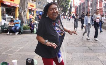 Clara Patricia, la mujer que baila en el centro de Puebla / Melanie Torres