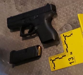Arma corta decomisada en el cateo. | Cortesía