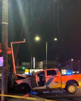 Patrulla de la Policía de Monterrey dañada por el choque. | Susana Paredes