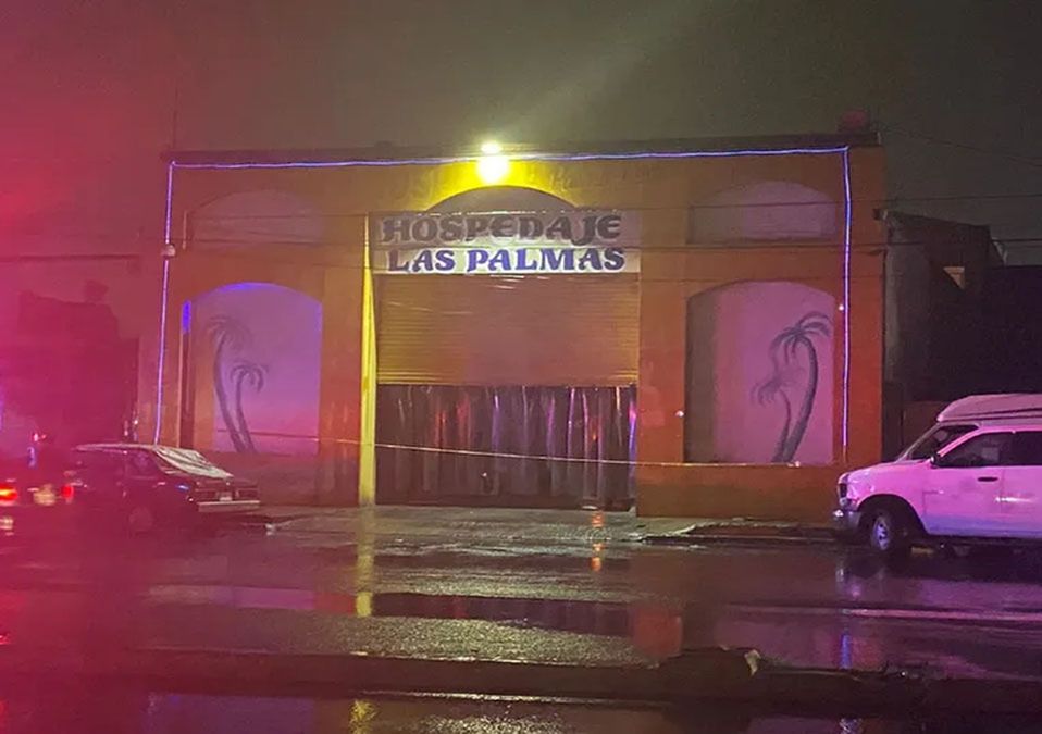 Hombre muere tras ser atacado a balazos y estrellarse contra motel en Monterrey