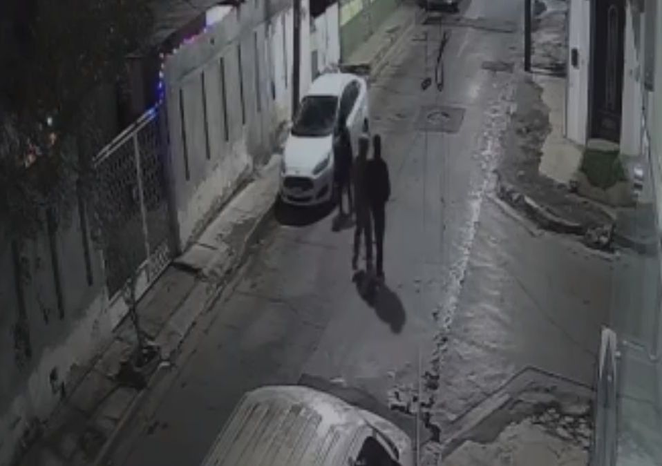 Cámara de seguridad captó el violento asalto contra una mujer que fue acorralada y golpeada por dos hombres.| Especial