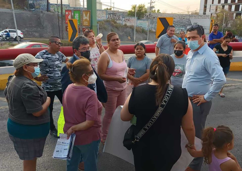 Ciudadanos bloquean Túnel de La Loma Larga por falta de agua en San Pedro. / Israel Santacruz