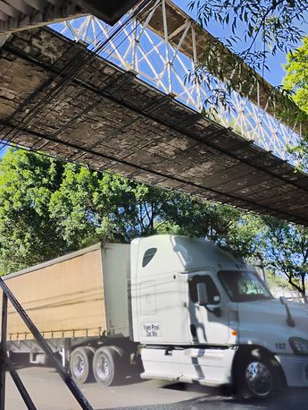 Vista desde la calle del puente peatonal en Lázaro Cárdenas | Telediario