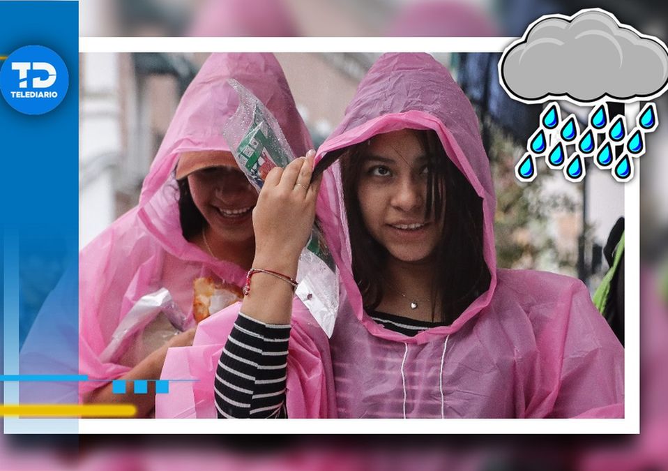 Transeúntes se resguardan del agua tras la fuerte lluvia en Puebla de este 24 de mayo / Agencia Es Imagen