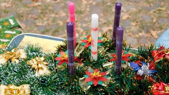 La Corona de Adviento representa la eternidad de Dios y su unidad. Cada año los fieles católicos acuden a misa para bendecirlas | Es Imagen