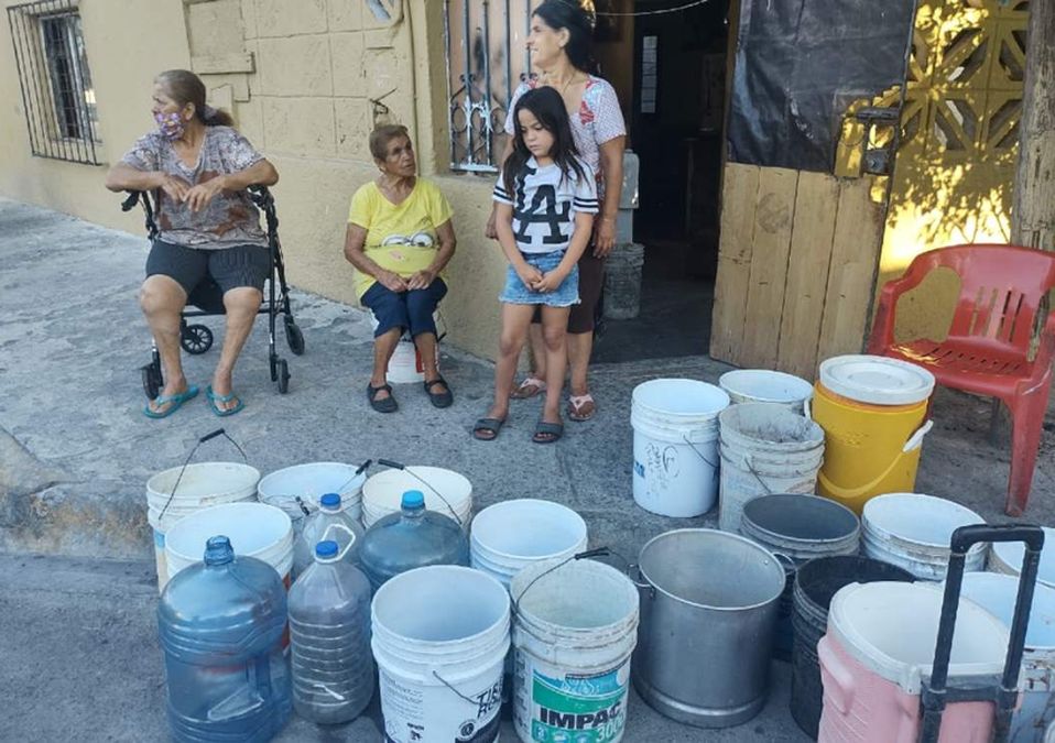 Vecinos de la colonia Fomerrey 114 tienen 3 días sin agua . | Fabricio Gallegos