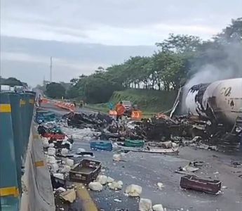 La carretera fue cerrada por más de seis horas por las consecuencias del siniestro vial / Fluvio Martínez