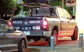 Patrulla de la Policía de Guadalajara fuera del domicilio donde la mujer fue encontrada muerta | Javier León