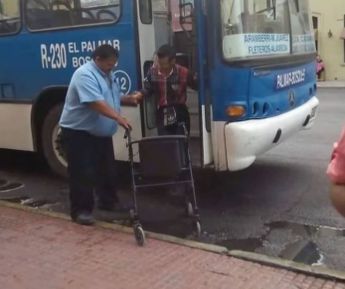 El joven se traslada en transporte público. | Especial