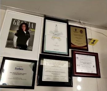 Documentos apócrifos como un reconocimiento de Forbes lucían en las paredes de su consultorio en Puebla / Cortesía FGE