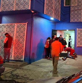 Un hombre quedó tendido en la acera, perdiendo la vida antes de entrar al hospital / Especial
