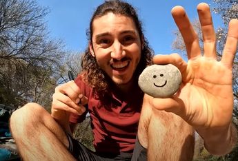 David recogió piedras del Río La Silla y las “vendió” para poder obtener algo de dinero para comida y transporte público durante su viaje. | Cortesía