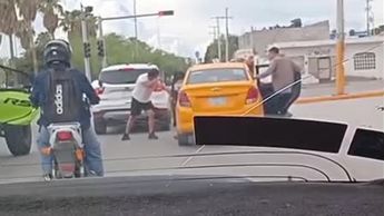 VIDEO | Captan brutal agresión contra un taxista y su pasajero en Torreón
