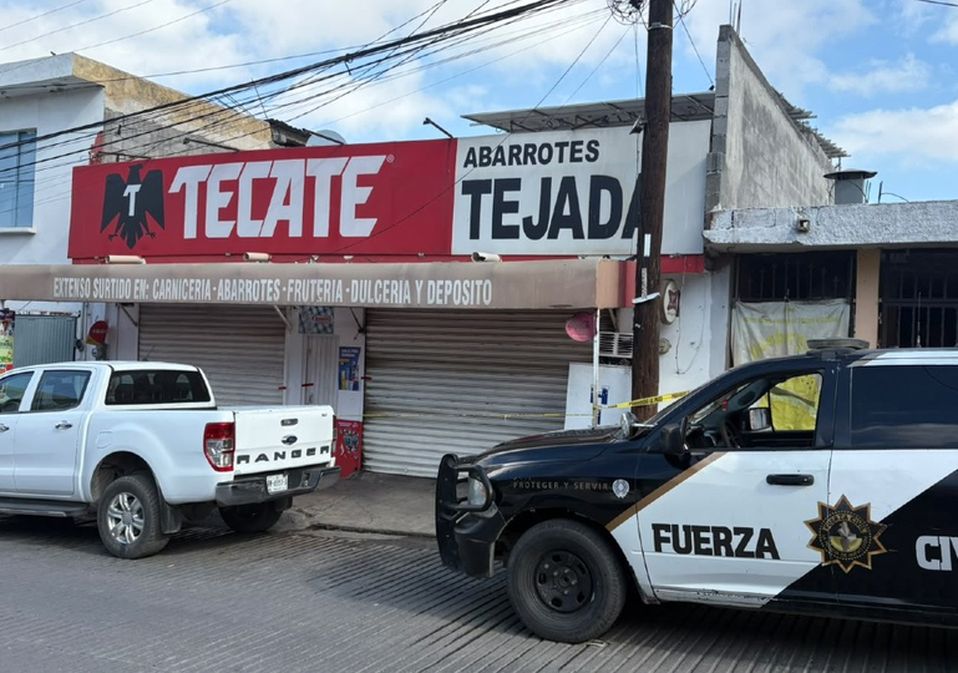 Dos unidades de Fuerza Civil resguardaron la tienda “Abarrotes Tejada”. | Pedro Delgado