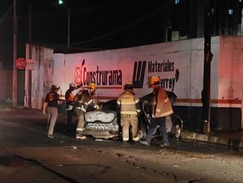 Incendio de auto en el Centro de Monterrey. | Leyda Estrada