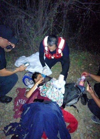Mujer hondureña da a luz cerca del Río Bravo.