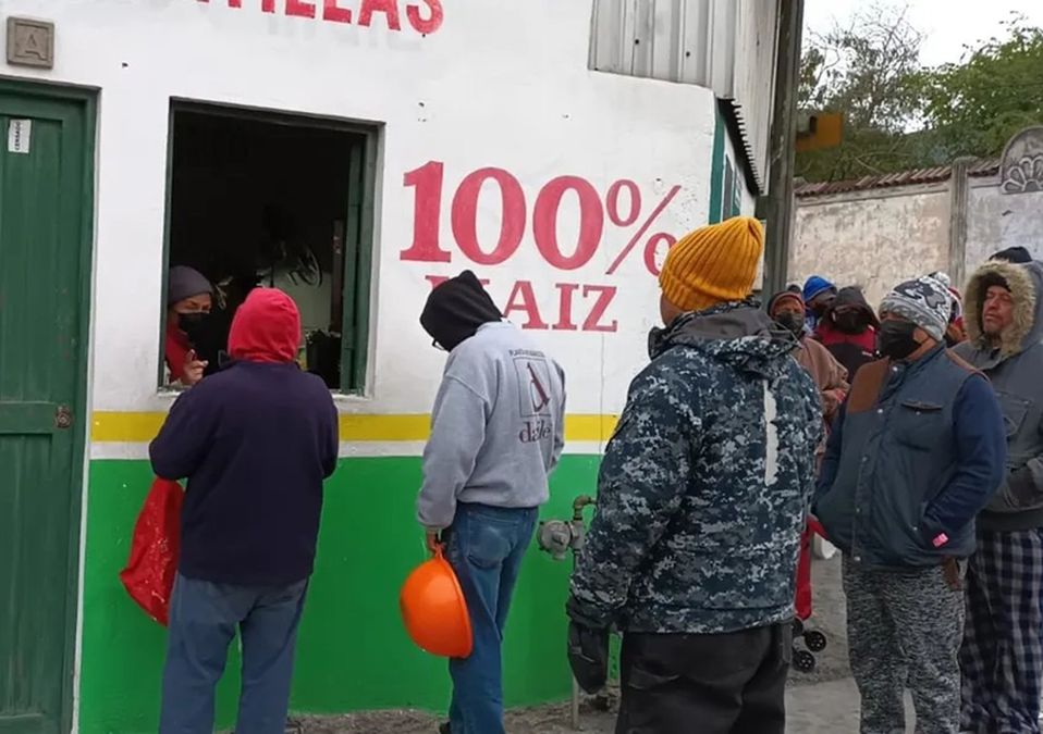 Regios madrugan pese a frío para comprar nixtamal previo a Nochebuena