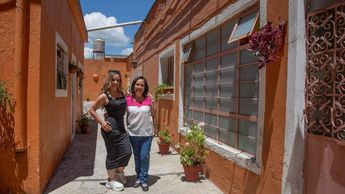 María Teresa y su hija Ana Laura Lima son parte de la familia que creció en La Casa de los 100 años en Apizaco | Melanie Torres