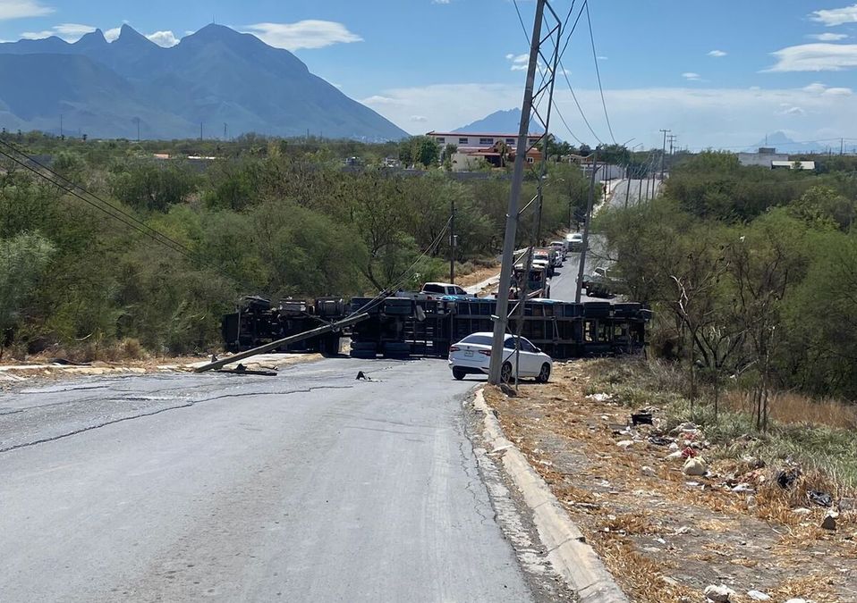 Pipa de AyD se vuelca en Juárez, Nuevo León / Pamela Villanueva