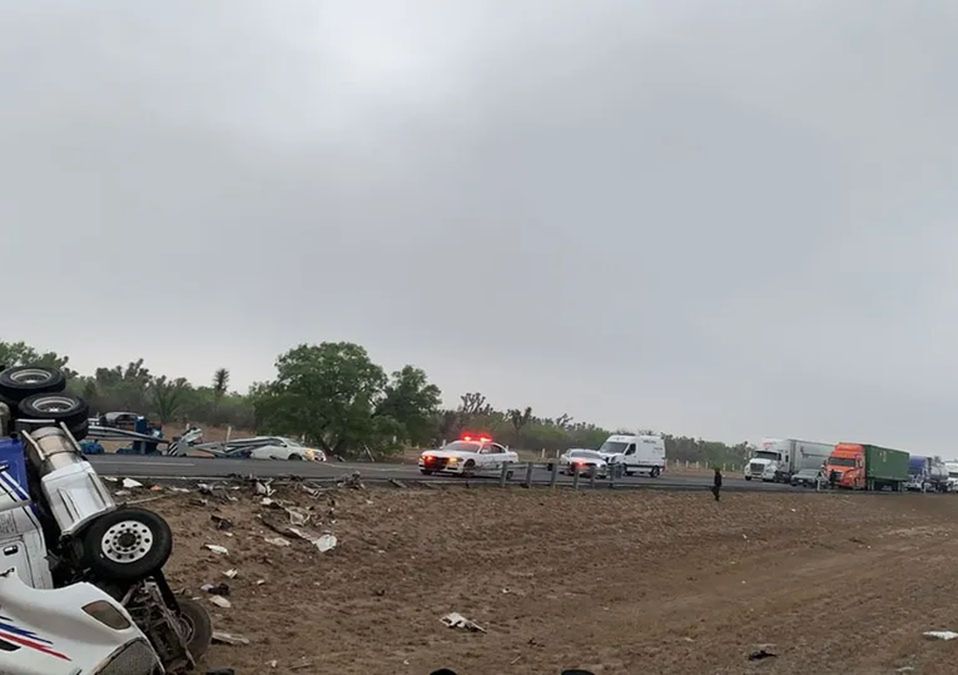 Volcadura de tráiler en la autopista a Laredo deja un muerto y trastoca vialidad